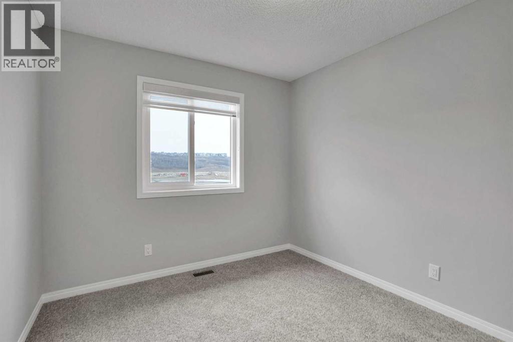 667 Wolf Willow Boulevard SE - 36
