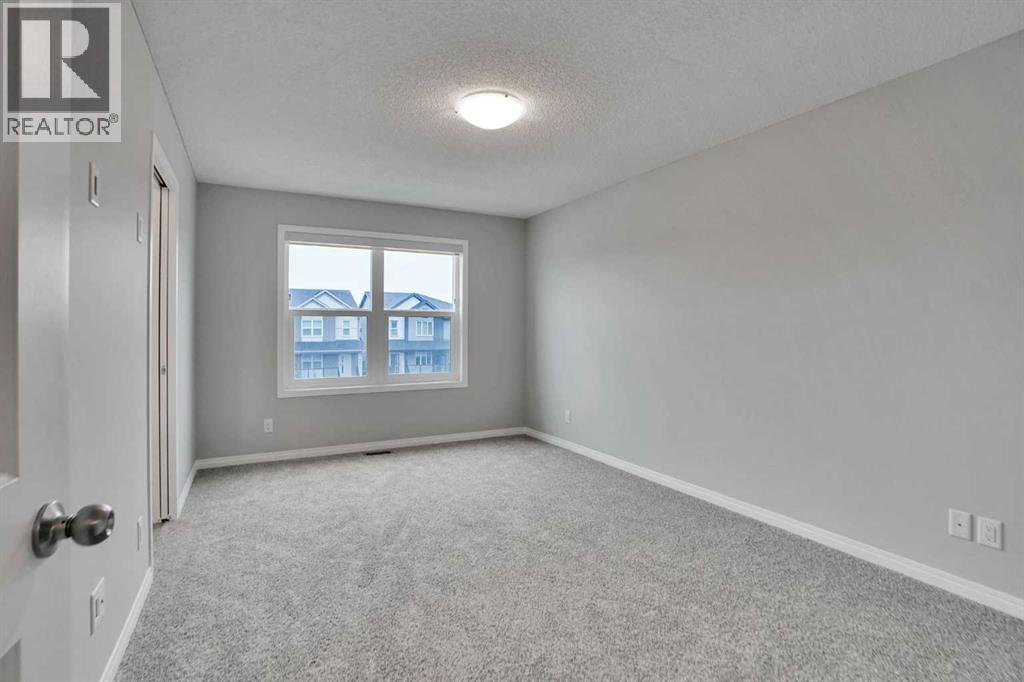 667 Wolf Willow Boulevard SE - 37