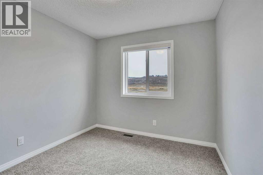 667 Wolf Willow Boulevard SE - 30