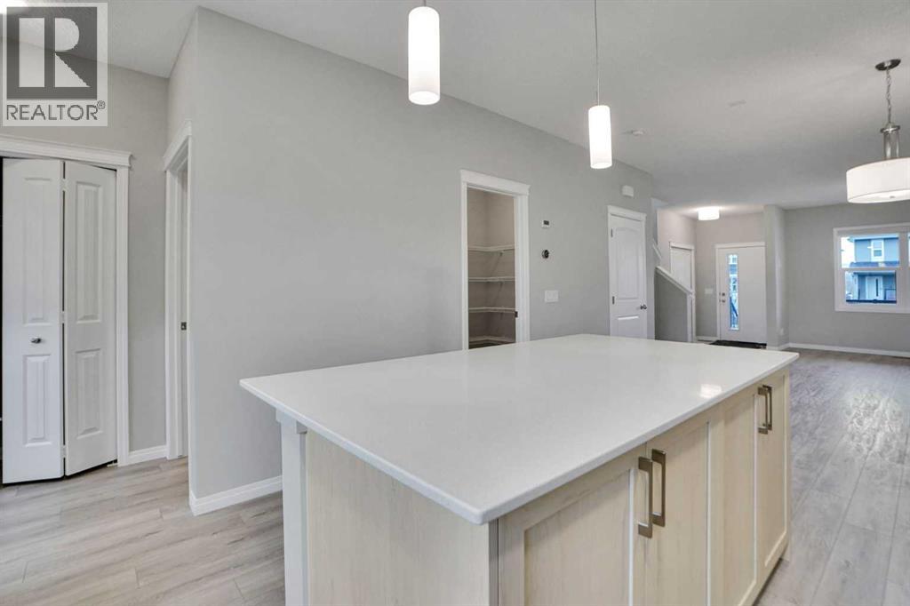 667 Wolf Willow Boulevard SE - 18