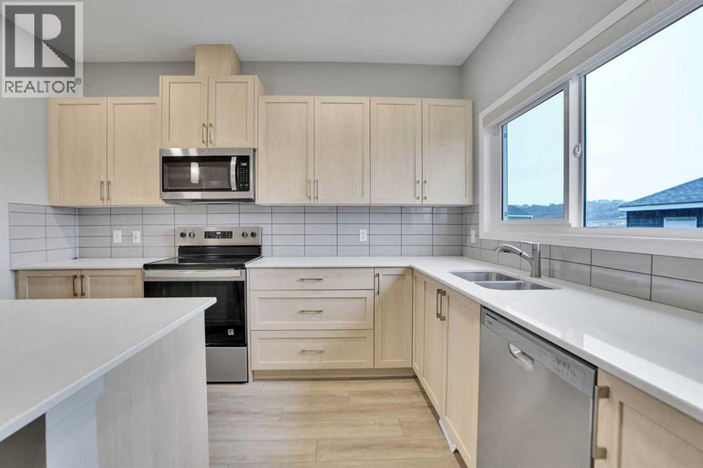 667 Wolf Willow Boulevard SE - 16