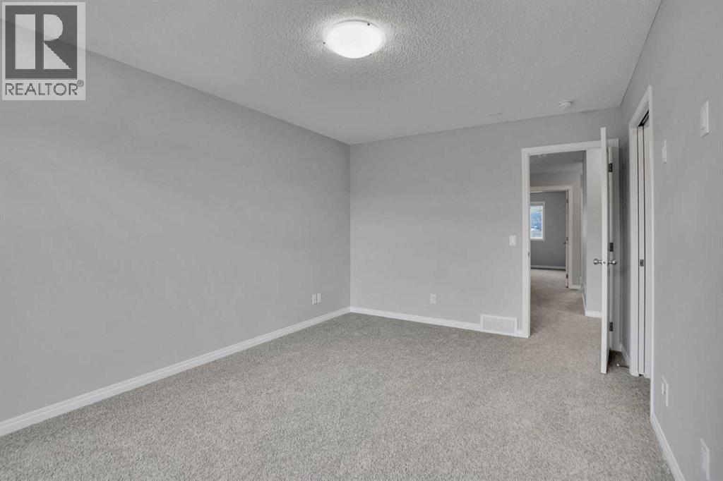 667 Wolf Willow Boulevard SE - 40
