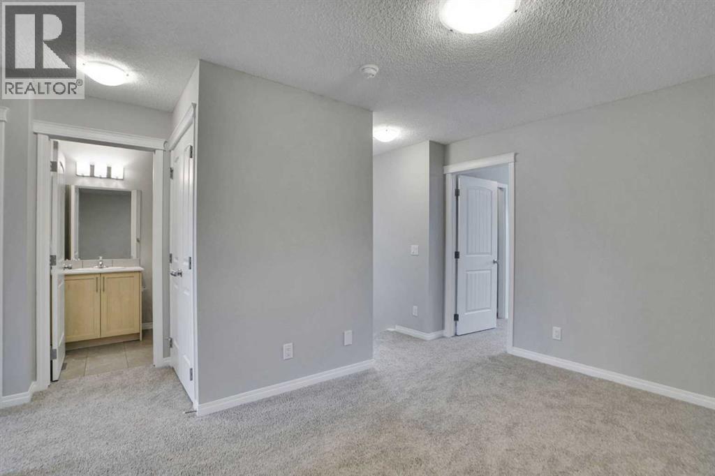 667 Wolf Willow Boulevard SE - 26