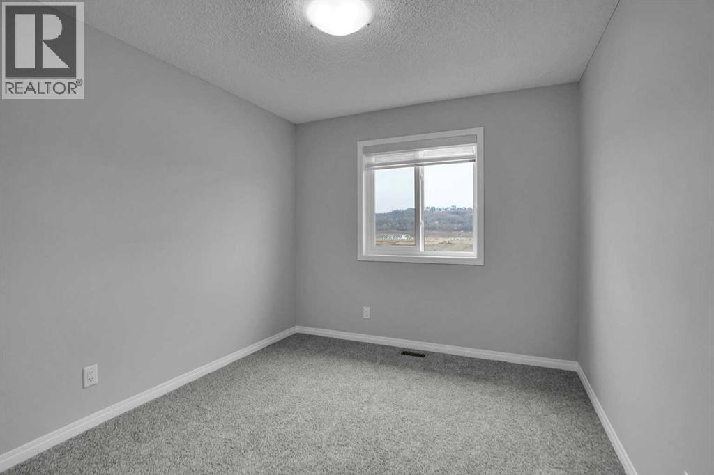 667 Wolf Willow Boulevard SE - 33