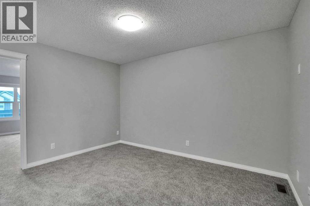 667 Wolf Willow Boulevard SE - 27