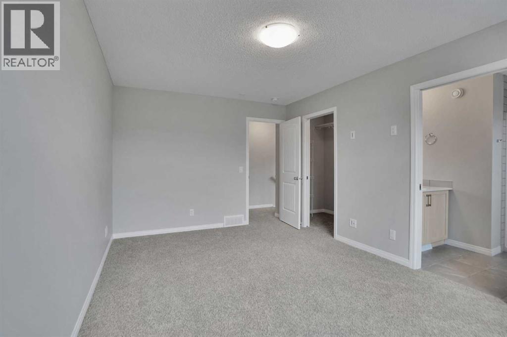 667 Wolf Willow Boulevard SE - 39