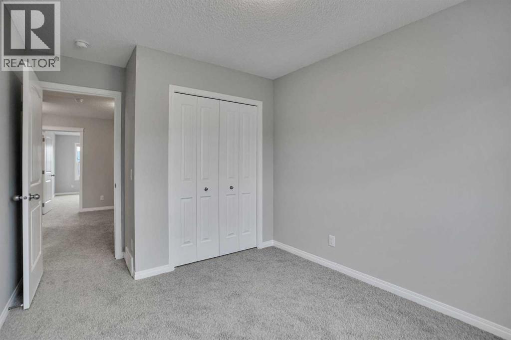 667 Wolf Willow Boulevard SE - 34