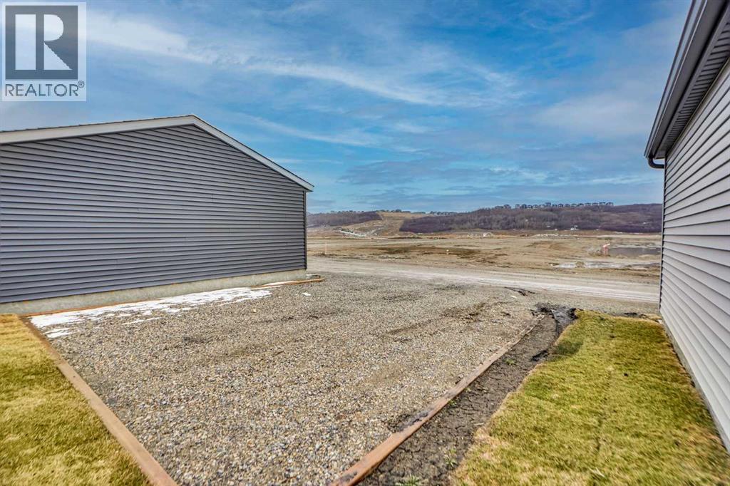 667 Wolf Willow Boulevard SE - 48