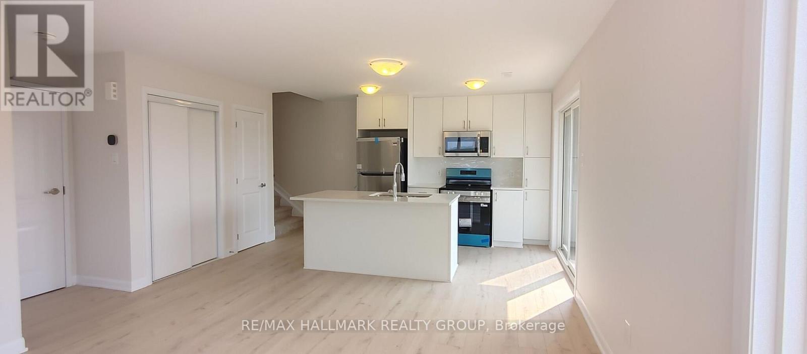 Kitchen with quartz Island