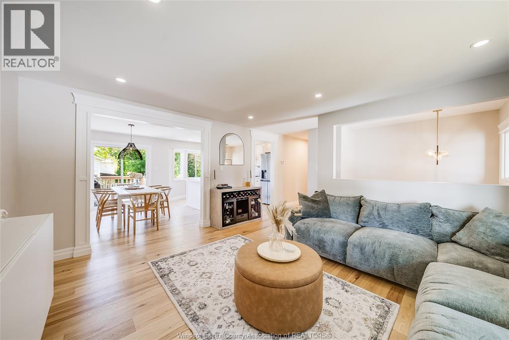 384 AMBERLY CRESCENT - 11