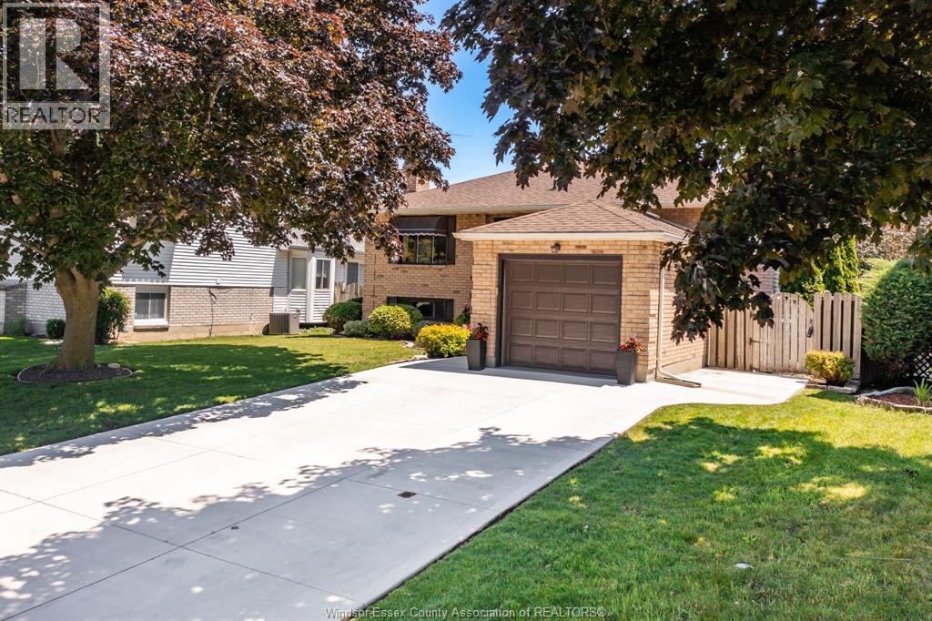 384 AMBERLY CRESCENT - 2
