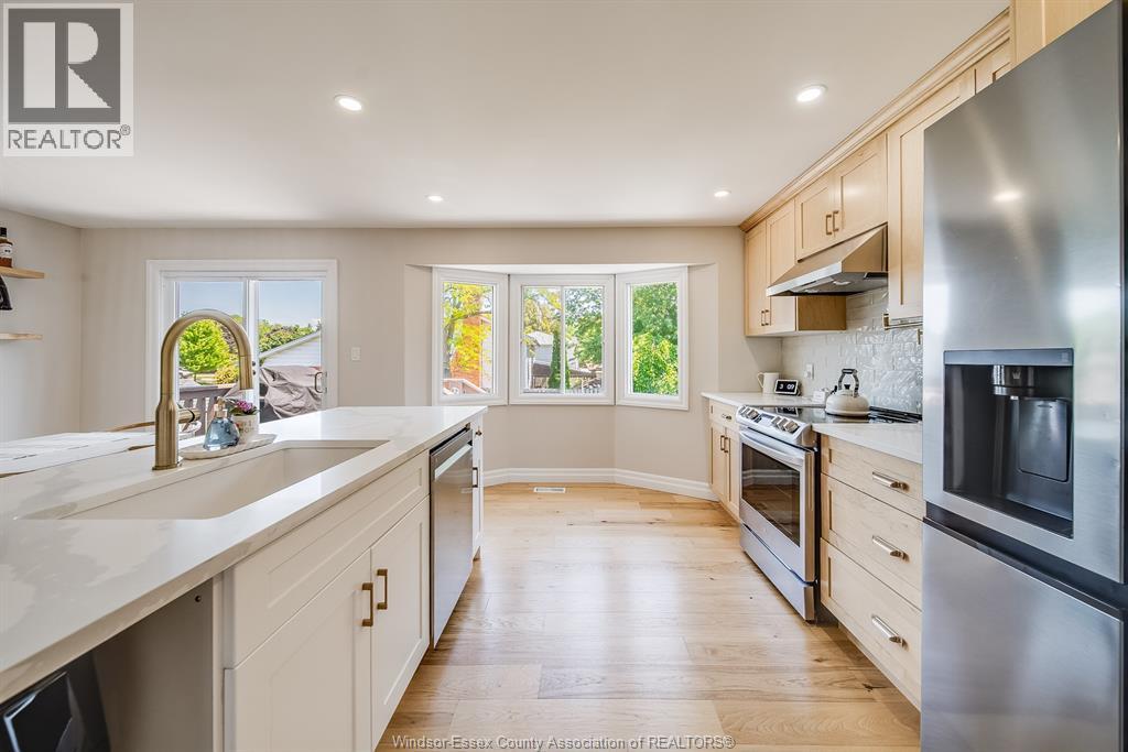 384 AMBERLY CRESCENT - 21