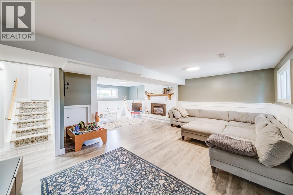 384 AMBERLY CRESCENT - 32
