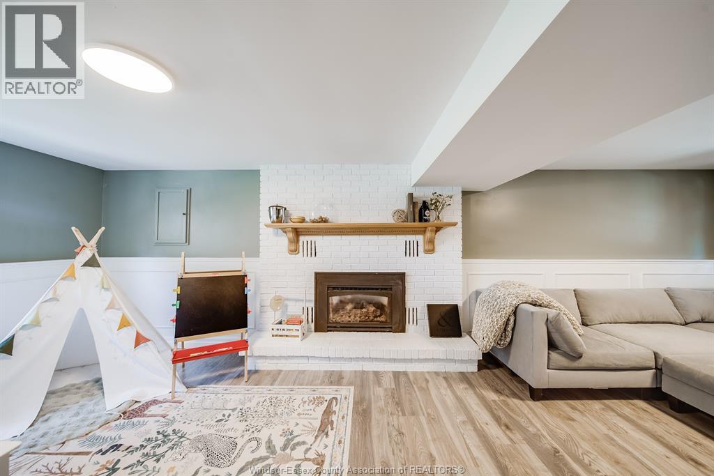 384 AMBERLY CRESCENT - 35