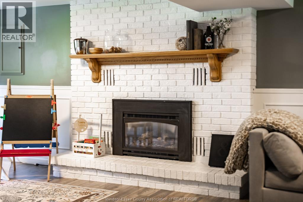 384 AMBERLY CRESCENT - 36