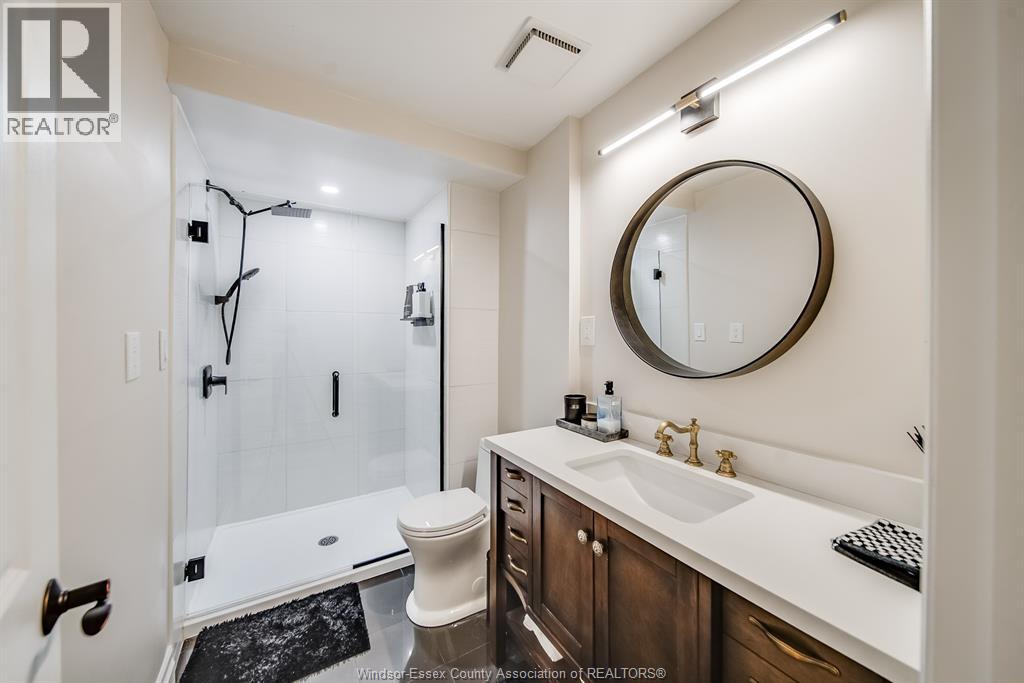 384 AMBERLY CRESCENT - 37