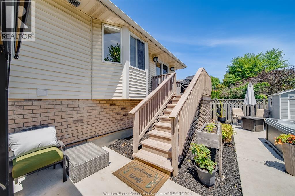 384 AMBERLY CRESCENT - 43