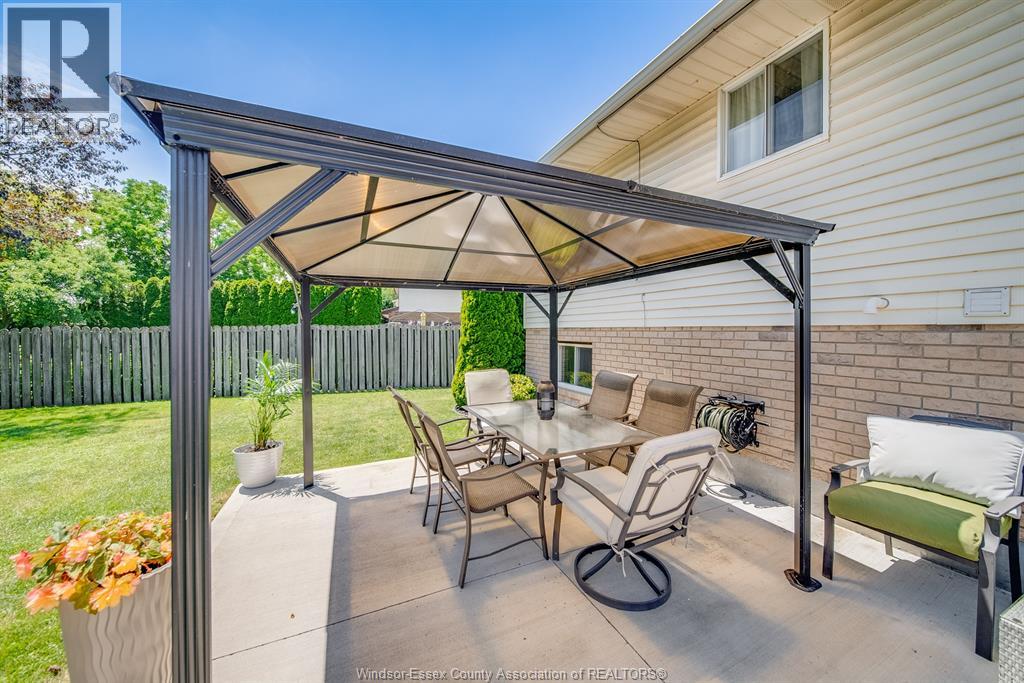 384 AMBERLY CRESCENT - 44