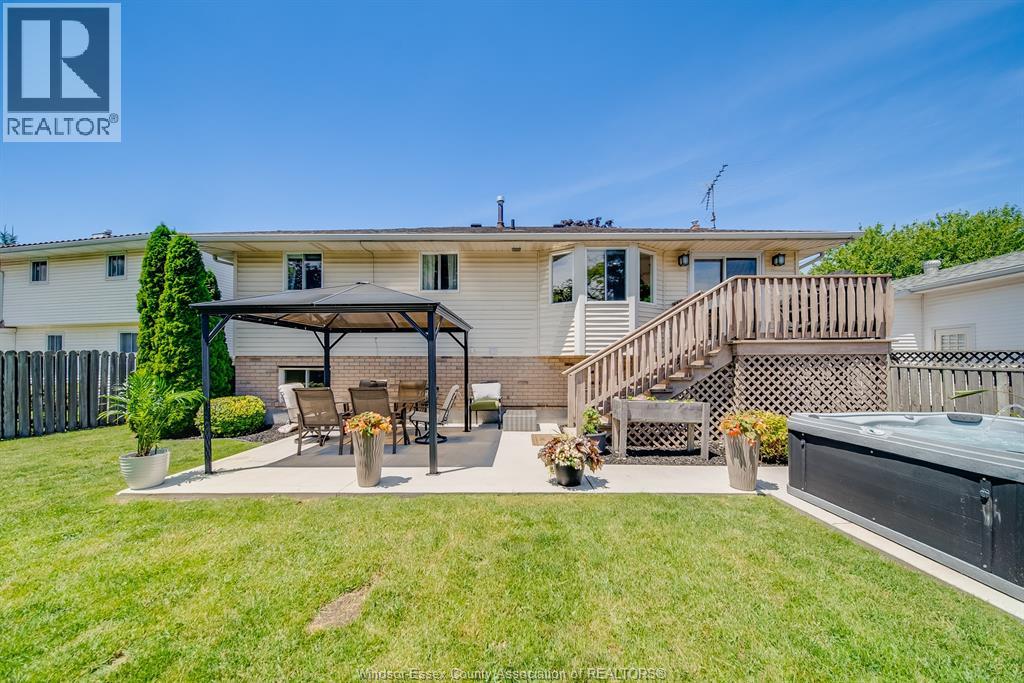384 AMBERLY CRESCENT - 45