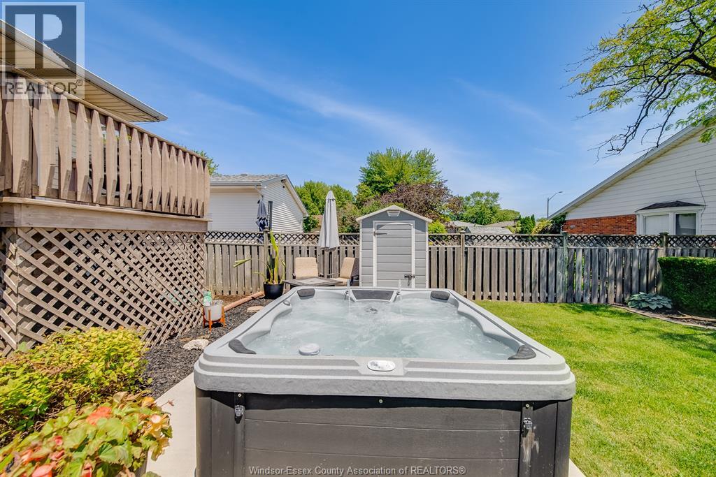384 AMBERLY CRESCENT - 46