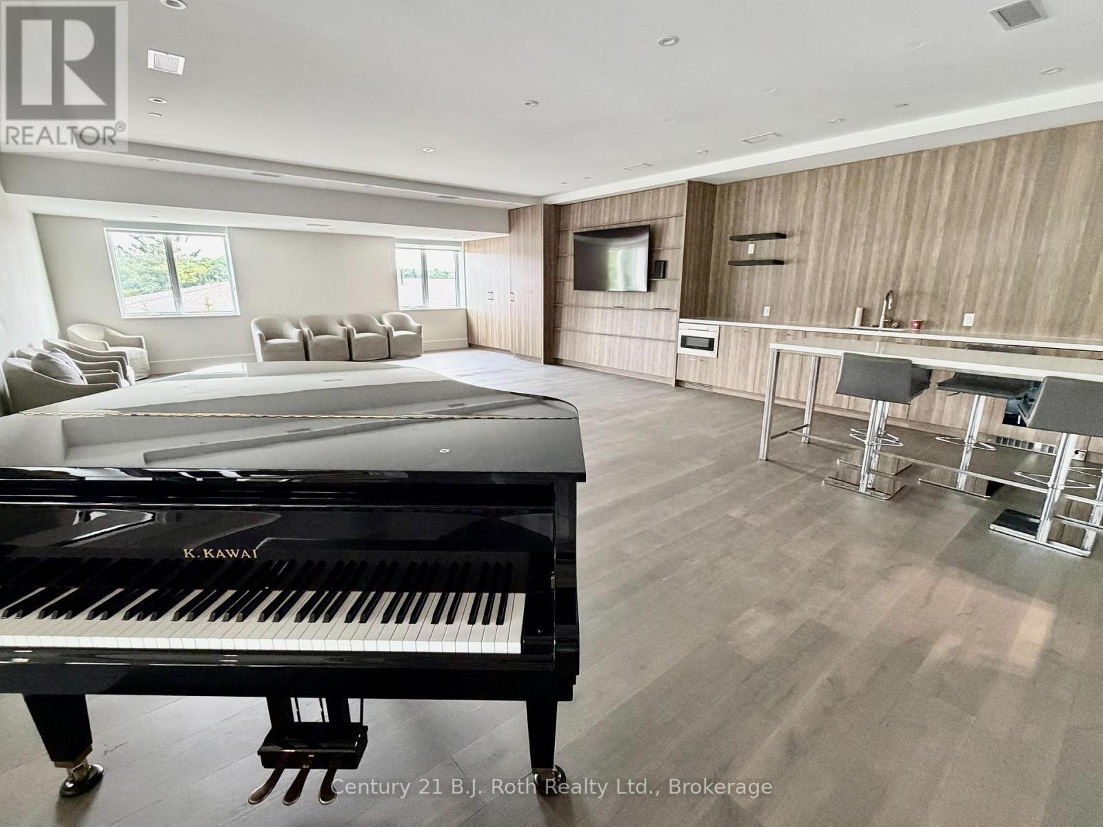 #302 727 GRANDVIEW DRIVE - 36