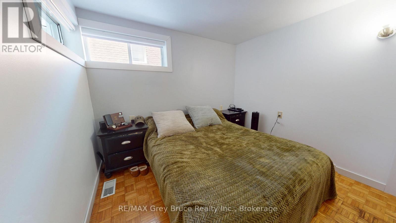 250 2ND AVENUE E - 34