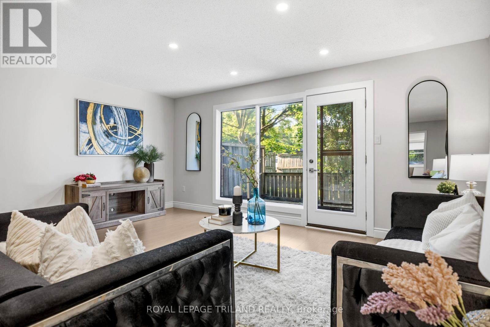#8 710 WONDERLAND ROAD S - 12