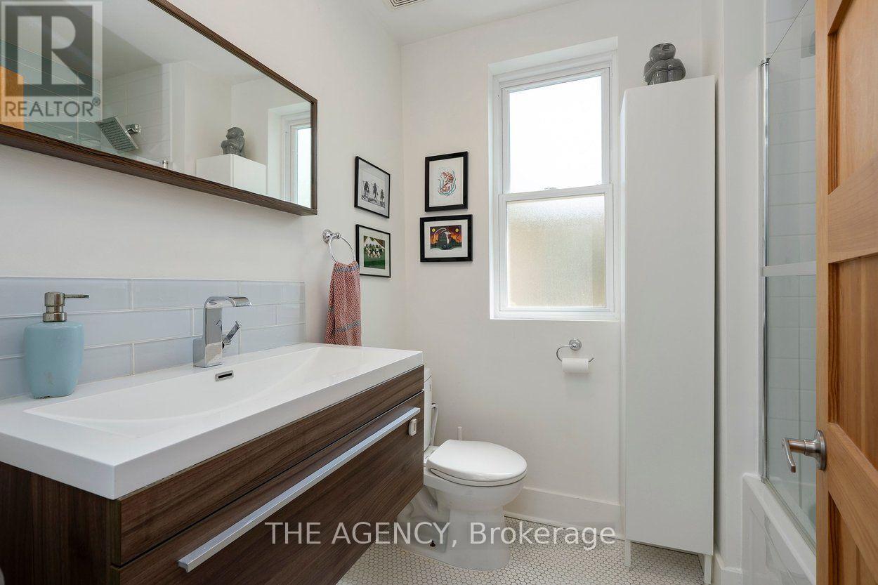 110 HASTINGS AVENUE - 23