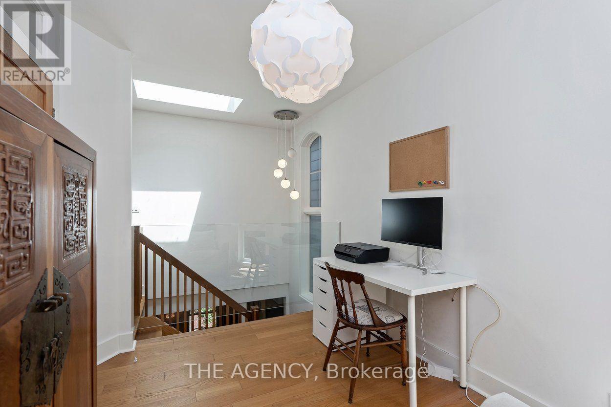 110 HASTINGS AVENUE - 32