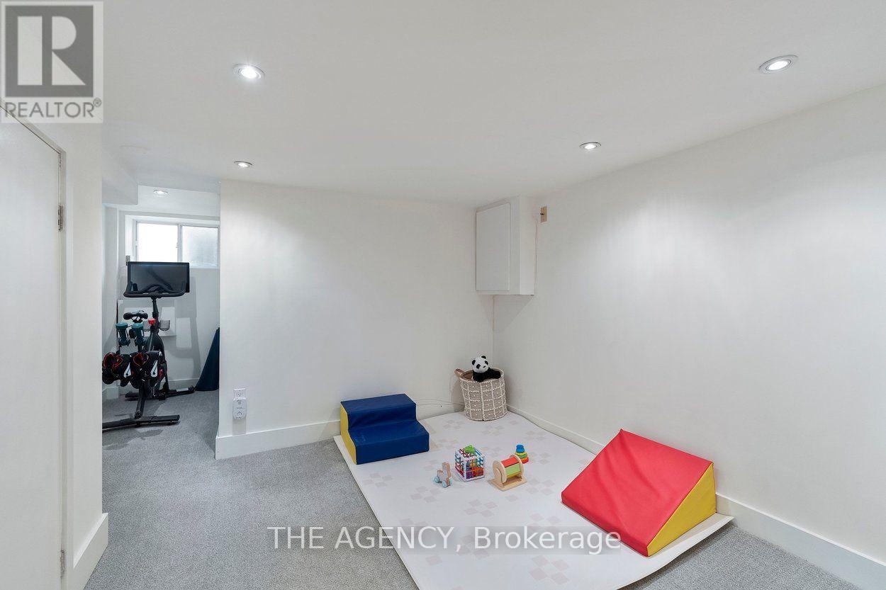 110 HASTINGS AVENUE - 33