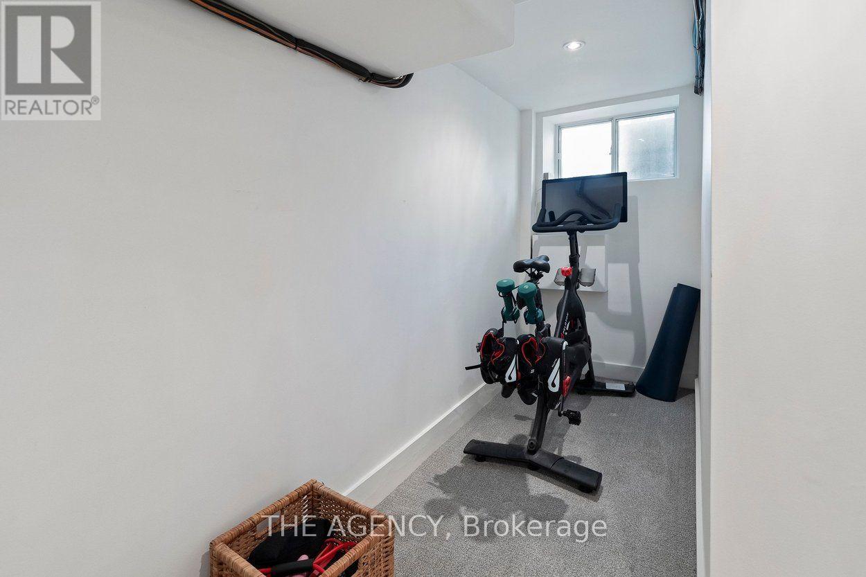 110 HASTINGS AVENUE - 34