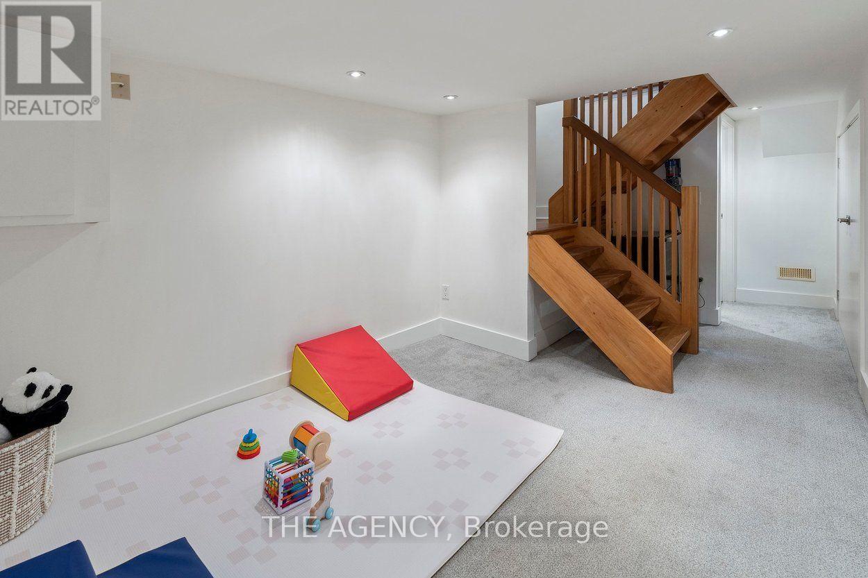 110 HASTINGS AVENUE - 35