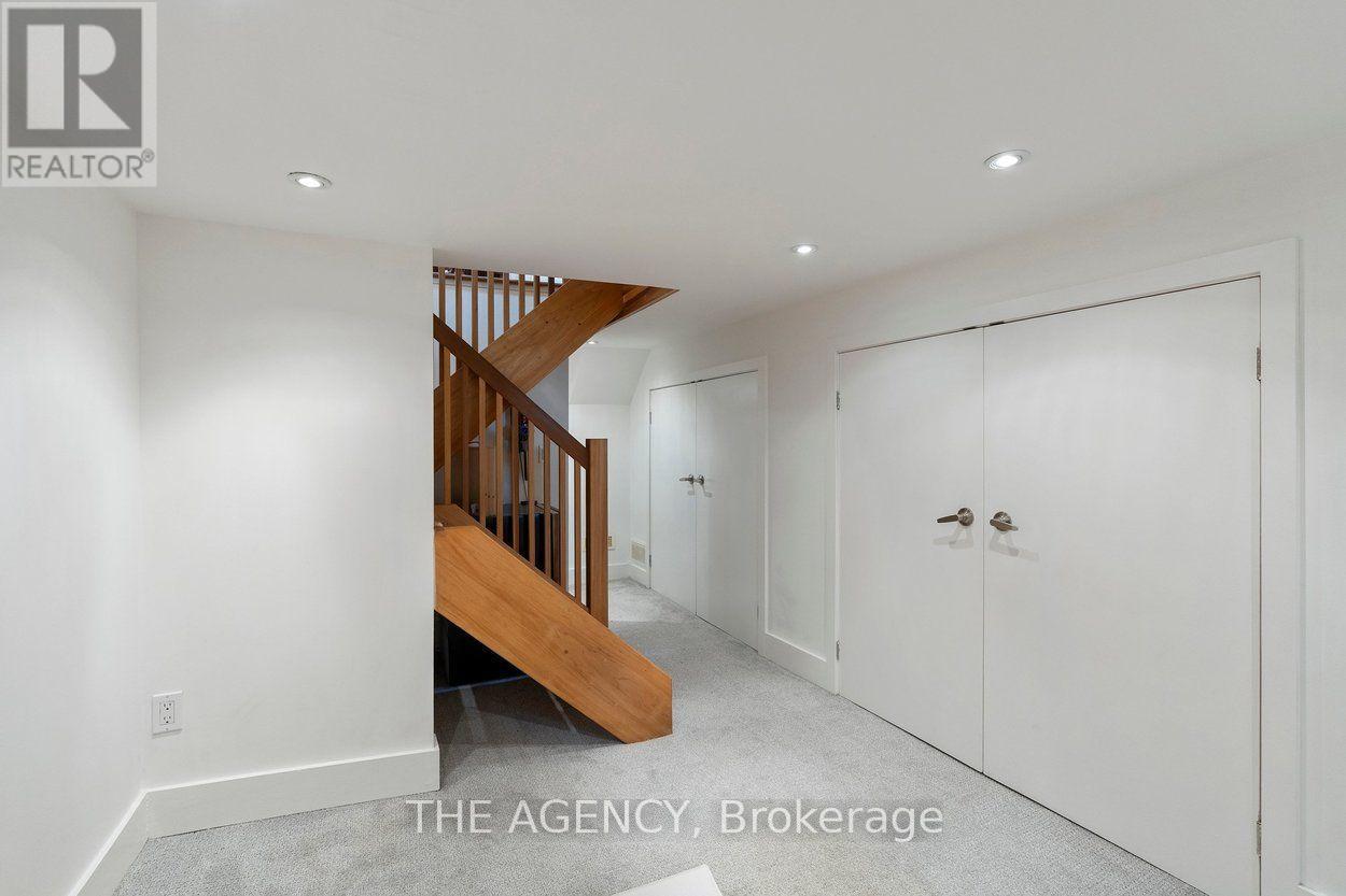 110 HASTINGS AVENUE - 36