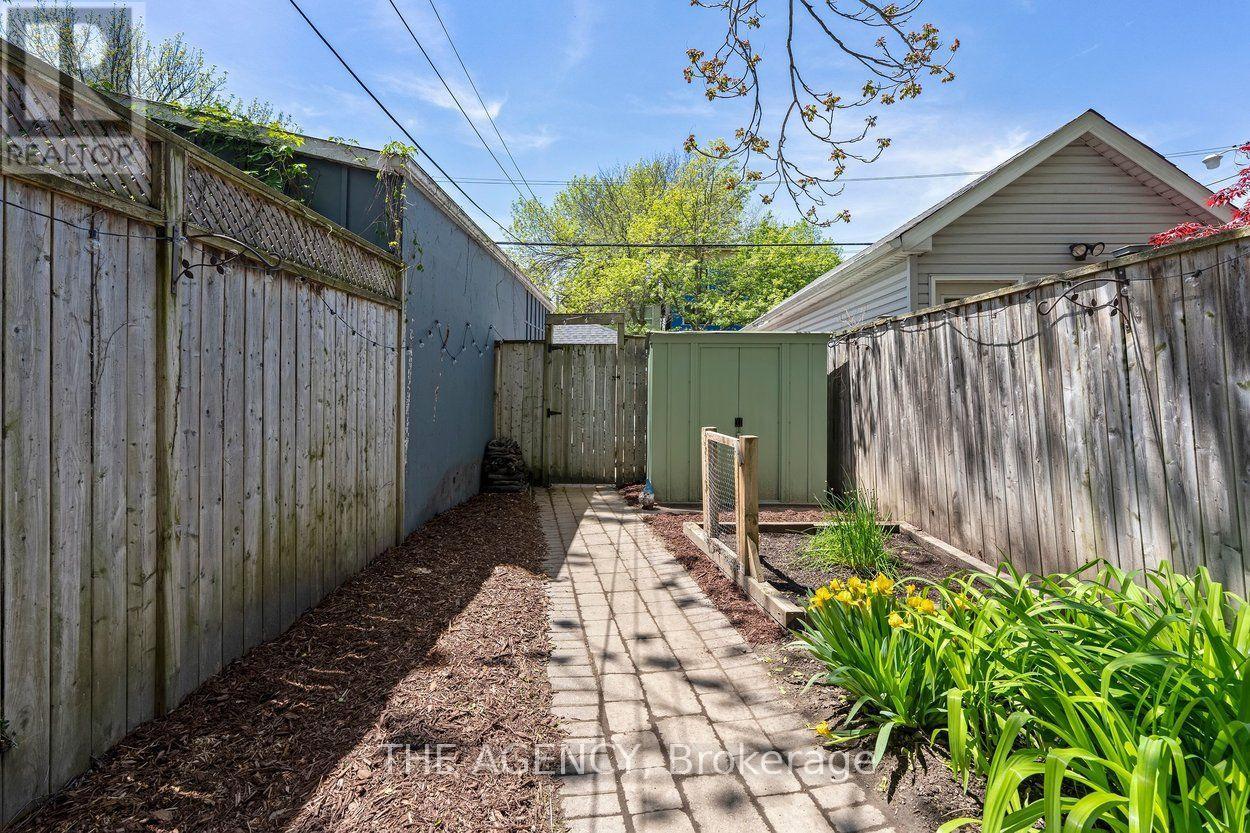 110 HASTINGS AVENUE - 39