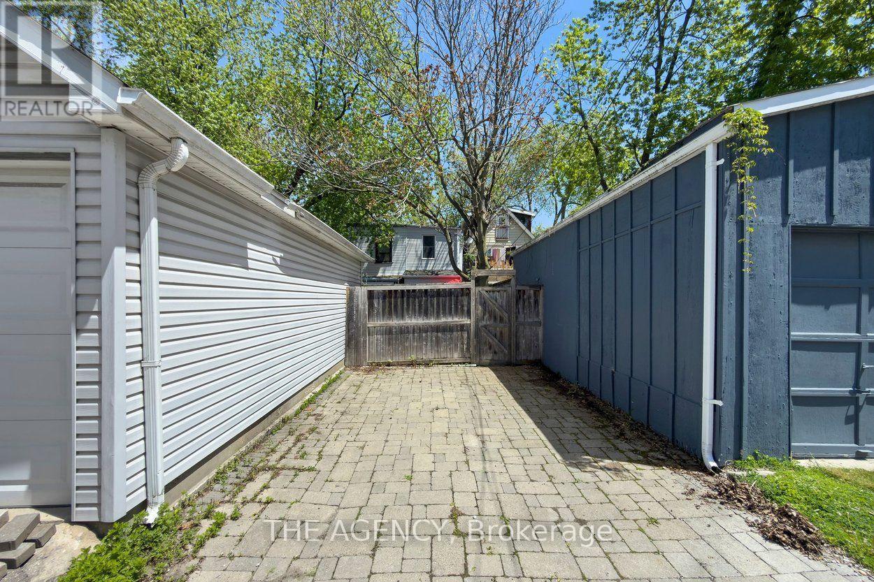 110 HASTINGS AVENUE - 40