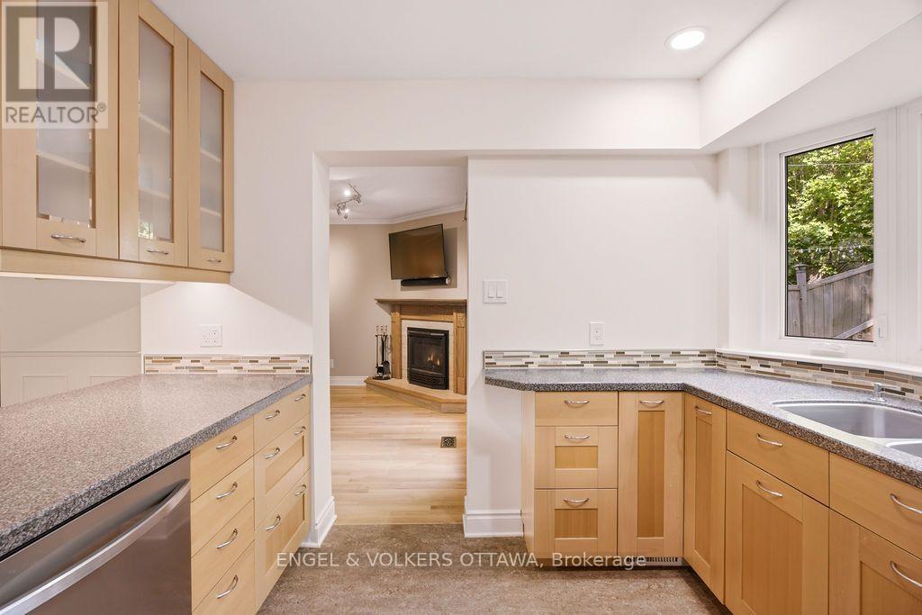 401 ST. DENIS STREET - 11