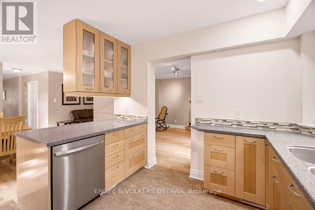 401 ST. DENIS STREET - 12
