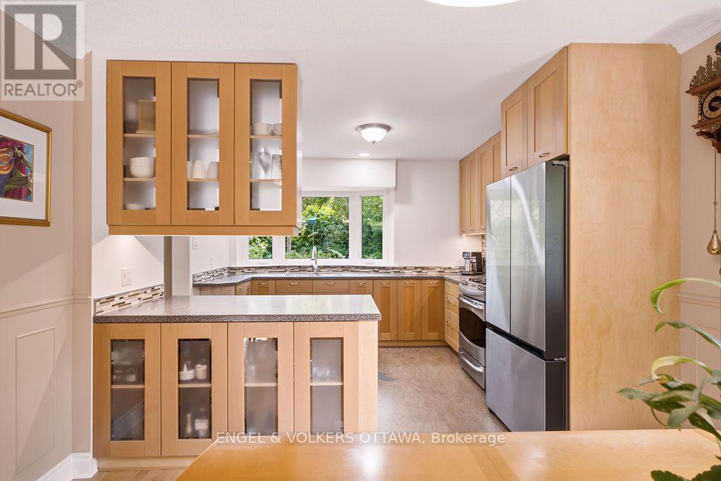 401 ST. DENIS STREET - 13