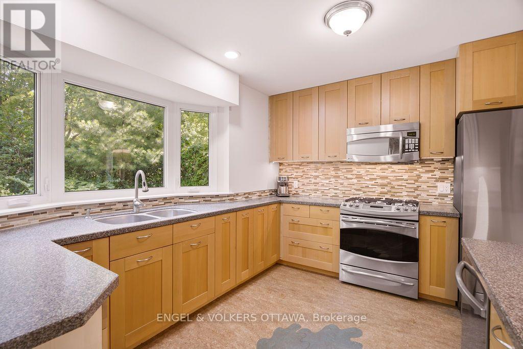 401 ST. DENIS STREET - 15