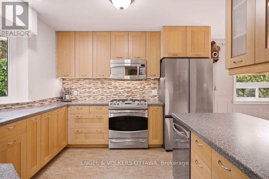401 ST. DENIS STREET - 16