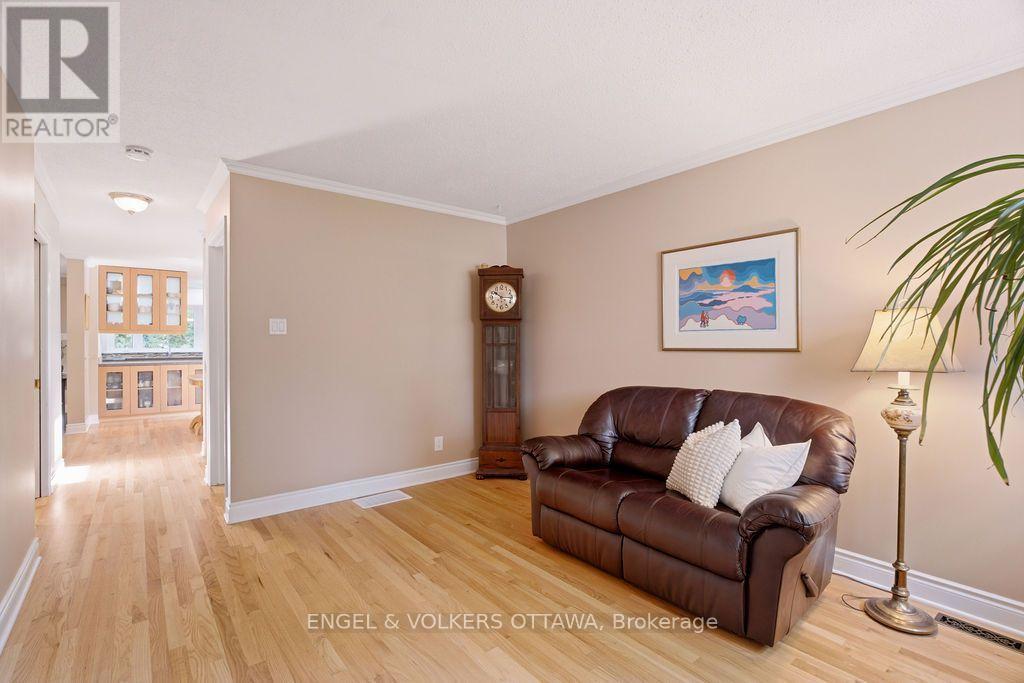 401 ST. DENIS STREET - 19