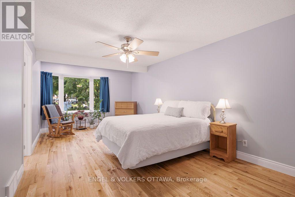 401 ST. DENIS STREET - 21