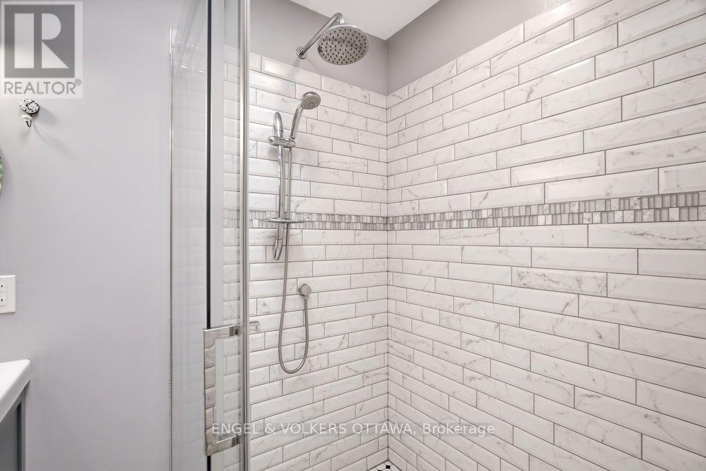 401 ST. DENIS STREET - 26