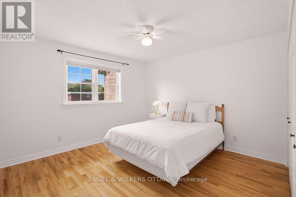 401 ST. DENIS STREET - 29