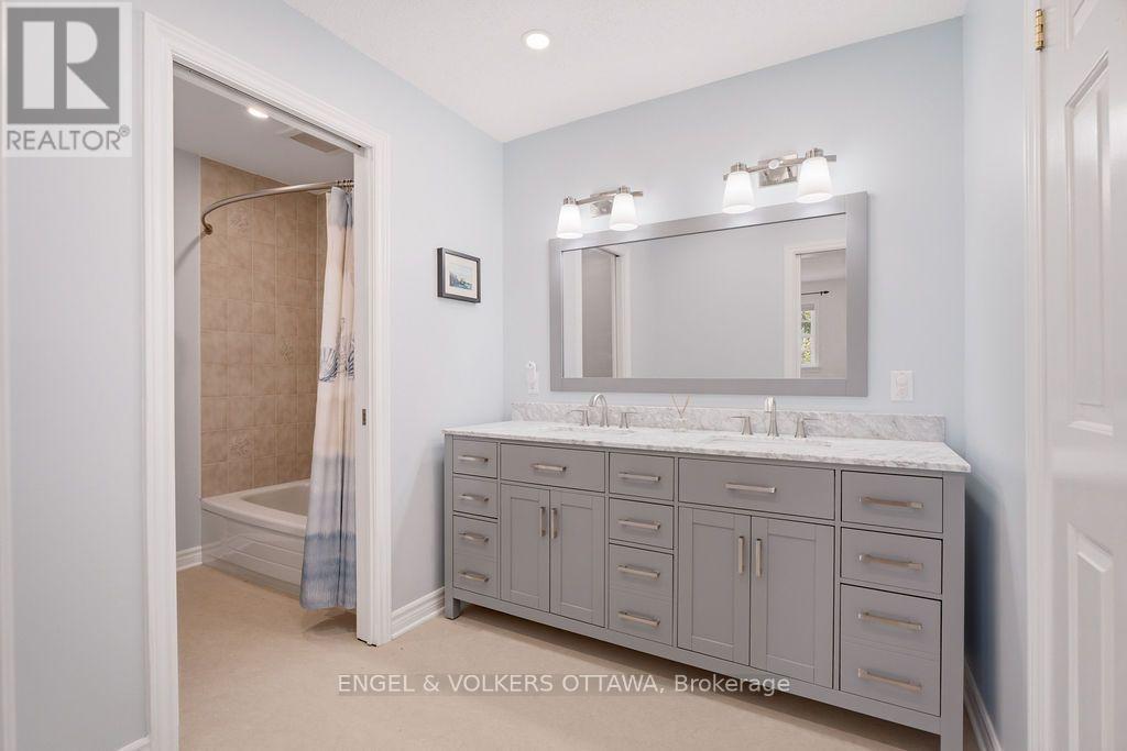 401 ST. DENIS STREET - 31