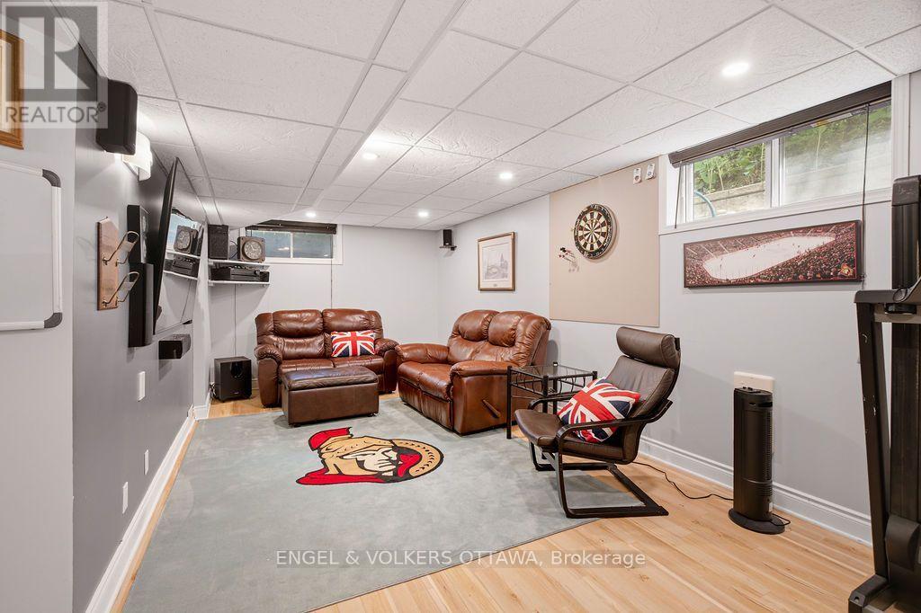401 ST. DENIS STREET - 33