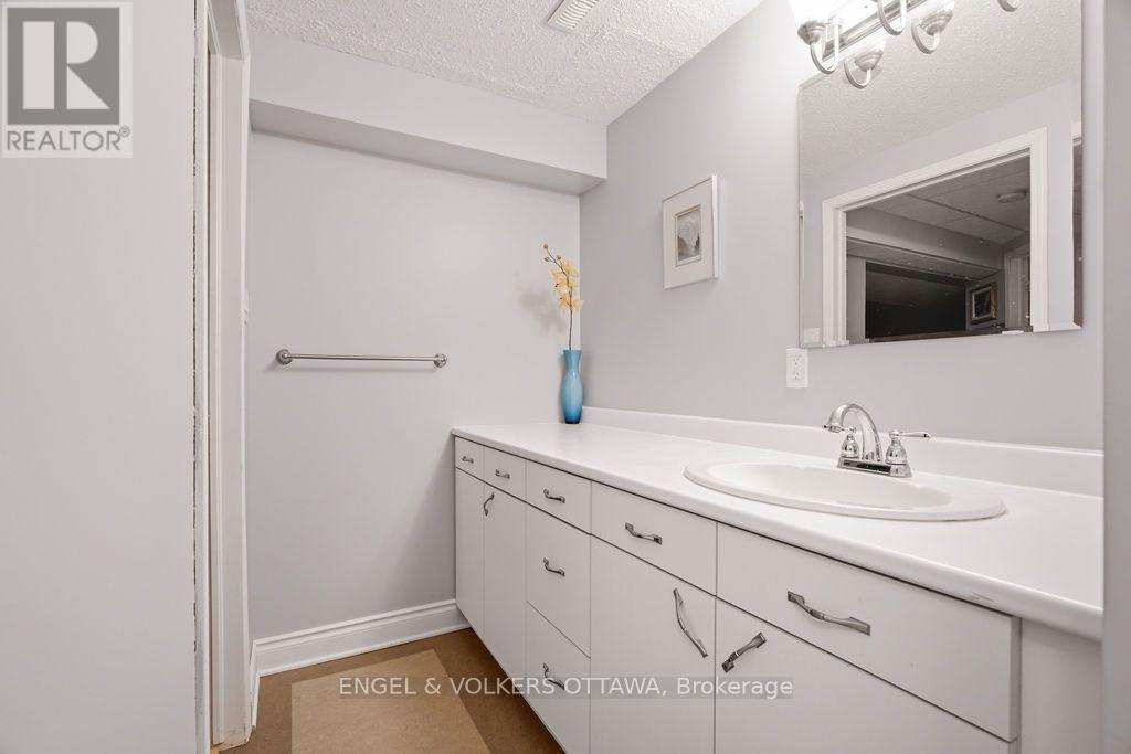 401 ST. DENIS STREET - 35