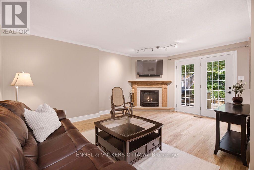 401 ST. DENIS STREET - 6
