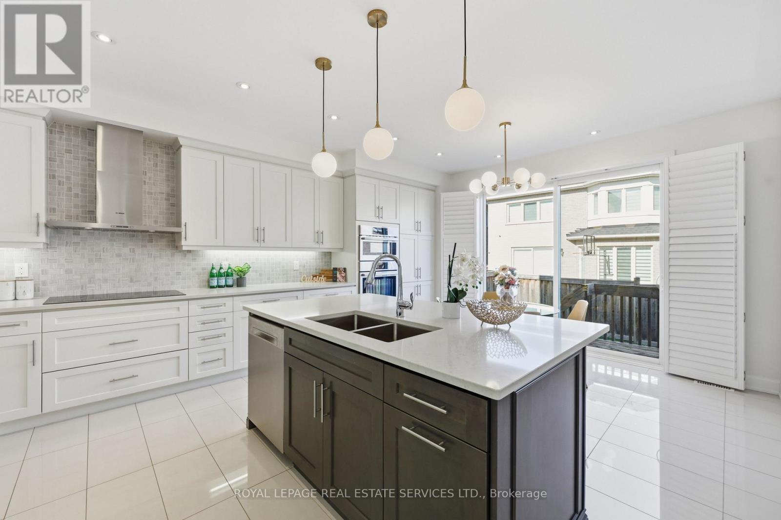 272 WISTERIA WAY - 23