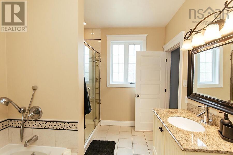 2249 Sackville Drive - 25